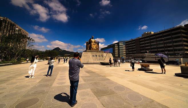 2022년 여름 광화문광장. 시민의 휴식공간으로 재탄생했지만 역사성은 무시됐다. /박종인 기자