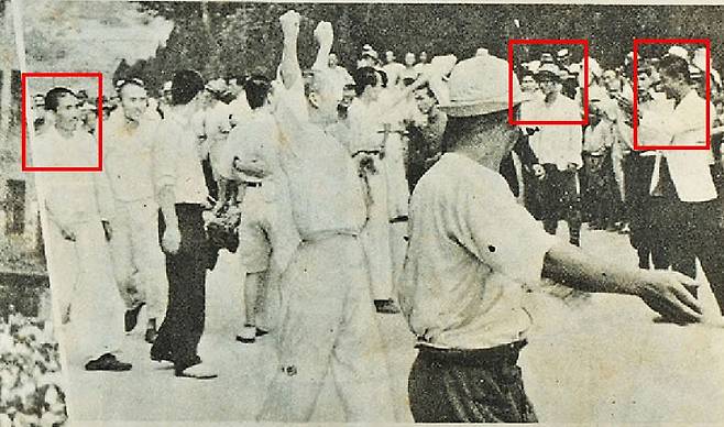 <사진⑤> 1945년 사진잡지 '국제보도'에 실린 '시가지에서 다시 한번 환호하는 애국지사' 사진. 표시된 세 사람이 아래 <사진⑥> 속 인물들과 동일인물로 추정된다. /서울역사박물관