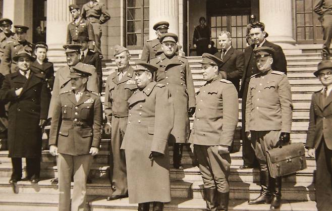 1946년 3월 20일 서울 덕수궁 석조전에서 제1차 미소공동위원회가 열렸다. 미국측 수석대표는 하지 중장(앞줄 맨 왼쪽), 소련측 수석대표는 북한을 점령한 소련군 군사위원 스티코프 중장(하지 오른쪽 외투). 소위 ‘조선민주주의인민공화국’ 설계도는 김일성이 아니라 스티코프가 만들었다. 스티코프가 쓴 일기에 따르면 소련군 대위 김일성은 일거수일투족을 스티코프로부터 지시받았다. 김일성은 완벽한 꼭두각시였다. /국사편찬위