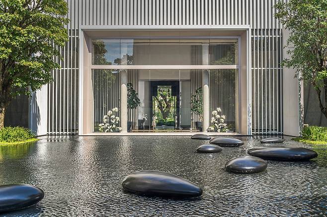 포시즌스 방콕 호텔 중정. 물과 돌로 창작한 설치미술 작품 같다./포시즌스 호텔 방콕 앳 짜오프라야 리버