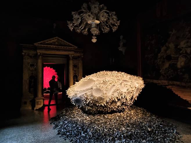 무수한 한지 조각이 이뤄낸 거대한 ‘심장’이 15세기 고택의 어둠 속에서 뛰고 있다. 관람객 너머로 붉은 ‘별’이 보인다. /정상혁 기자