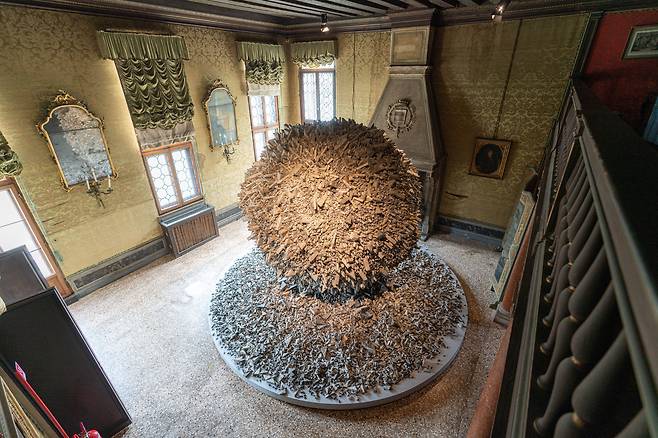 고택 서재에 거대 구(球) 형태의 한지 설치작품이 놓여있다. 이용우 큐레이터는 "전광영이 소재로 쓰는 종이는 책을 해체한 것"이라며 "책은 지식과 정보의 상징이기에 서재에 배치했다"고 말했다. /CKY스튜디오