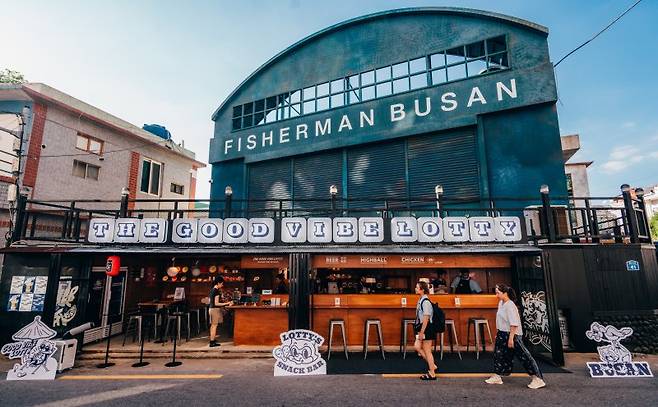 예술경영지원센터가 올해 처음으로 추진한 아트코리아랩의 '예술·기술 융합 오픈 이노베이션' 사업이 성공적으로 마무리됐다. 이 사업을 통해 롯데월드와 예술기업 프로젝트 렌트가 협업해 운영한 팝업 스토어. 예술경영지원센터 제공