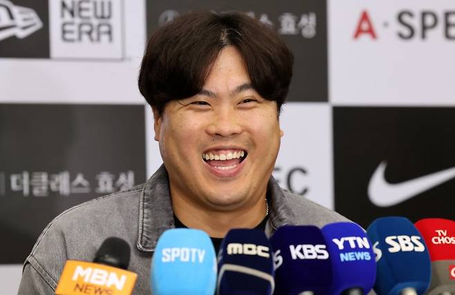 미국프로야구 메이저리그(MLB) 토론토 블루제이스 류현진이 시즌을 마치고 18일 오후 인천국제공항 제1여객터미널을 통해 귀국해 인터뷰를 하고 있다. 올 시즌을 끝으로 토론토와의 4년 계약이 끝나며 FA 신분이 된 류현진은 올 시즌 11경기에서 52이닝 3승3패 평균자책점 3.46을 기록했다. 사진=뉴스1