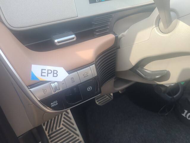 핸들 왼쪽에 있는 EPB 위치.