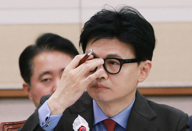 한동훈 장관이 지난 7일 국회에서 열린 법제사법위원회 전체회의에서 의원 질의를 듣고 있다. 연합뉴스