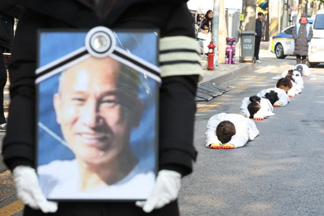 지난달 15일 서울 영등포구 한강성심병원 앞에 마련된 고(故) 방영환씨 분향소에서 방영환 열사 대책위 회원들이 택시 완전월급제 도입을 촉구하며 오체투지 행진을 하고 있다. 15년 경력의 택시기사 방씨는 편법적인 사납금제 폐지와 완전월급제 정착을 요구하다 분신 사망했고 유족은 완전월급제 도입을 관철한 뒤 장례를 치르겠다는 입장이다. 뉴스1