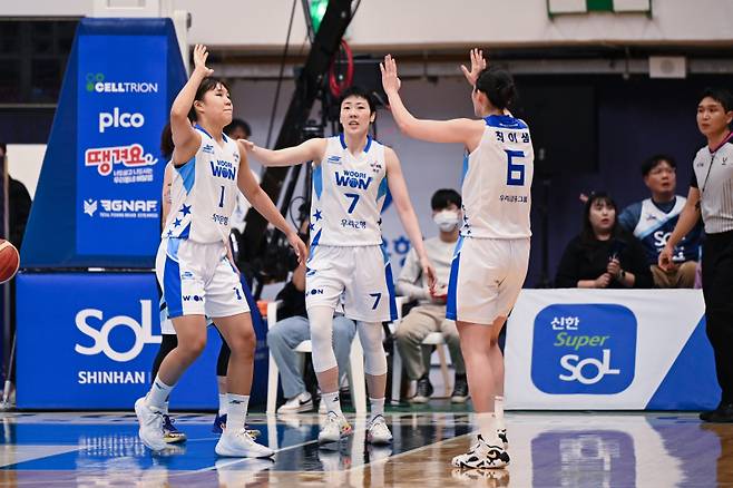 우리은행이 신한은행을 꺾고 단독 1위에 올랐다. WKBL 제공