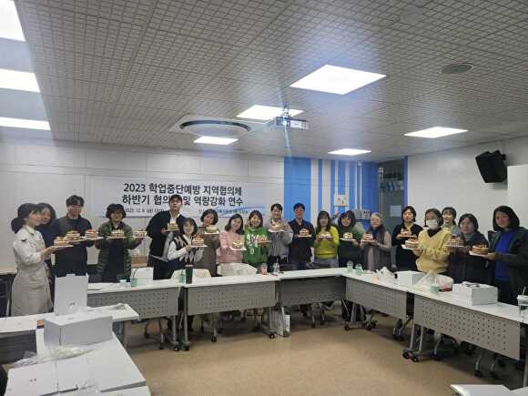 오늘 2023 학업중단예방 지역협의체 하반기 협의회를 마치고 기념 촬영을 하고 있다.  [사진=이천교육지원청]