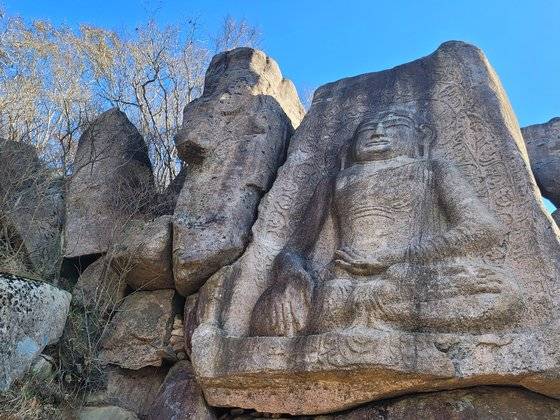 국보로 지정된 마애여래좌상. 크기가 8.6m에 달한다.