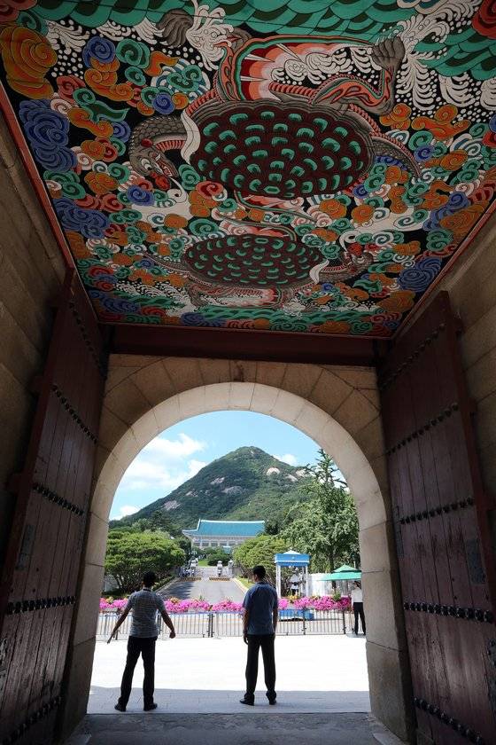 경복궁의 북문인 신무문에서 보이는 청와대 본관. 신무문은 30경비단 철수 10년 후인 2006년 일반에 개방됐다. [중앙포토]