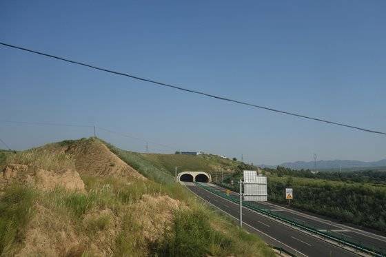중국 네이멍구 얼다오징즈 유적과 그 밑을 지나가는 고속도로. [연합뉴스, 중앙포토, 사진 강인욱, 중도종합보고서, 위키피디아]