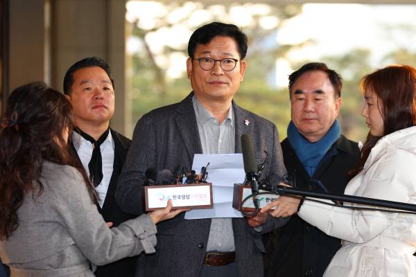 취재진 질문에 답하는 송영길 전 대표    (서울=연합뉴스) 김도훈 기자 = 더불어민주당 전당대회 돈 봉투 살포 의혹의 ‘정점’으로 지목된 송영길 전 대표가 8일 오전 검찰 조사를 받기 위해 서울 서초구 서울중앙지검에 출석하며 취재진 질문에 답하고 있다. 2023.12.8    superdoo82@yna.co.kr(끝)<저작권자(c) 연합뉴스, 무단 전재-재배포 금지>