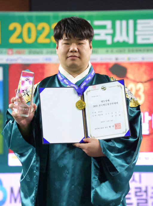 8일 열린 ‘대통령배 2023 전국씨름왕선발대회’ 청년부에서 우승한 정부영이 기념촬영을 하고 있다.대한씨름협회 제공