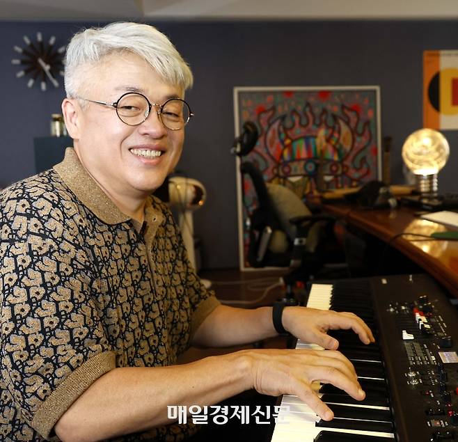 김형석 작곡가가 자신의 피아노 앞에서 포즈를 취하고 있다. <사진=김호영 기자>