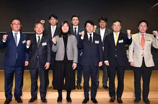 제4회 한국스포츠메세나 시상식에서 문체부장관 표창을 받은 허리우드 홍승빈 대표(앞줄 맨 오른쪽) 등 수상업체 관계자들이 장미란 문체부 제2차관(앞줄 왼쪽 세번째)과 함께 포즈를 취하고 있다. (사진=대한당구연맹)