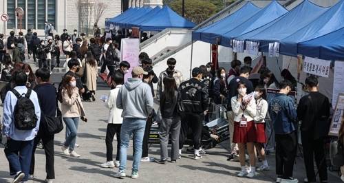 코로나가 수그러들기 시작한 지난해 3월 성북구 안암동 고려대에서 동아리박람회가 열렸는데 학생들로 붐비고 있다. [사진 = 연합뉴스]