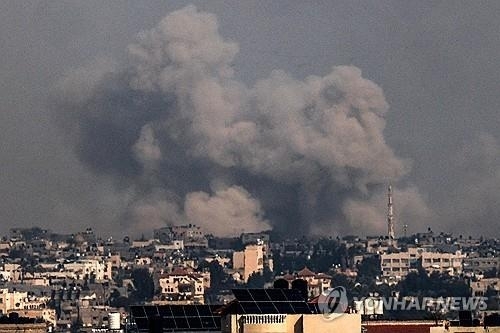 이스라엘군, 가자 남부 칸 유니스 병원 인근 공습. [AFP = 연합뉴스]