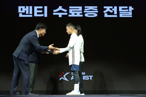 한국프로축구연맹과 K리그 공식 후원사 HD현대오일뱅크, 케이리그어시스트이 함께하는 ‘K리그 드림어시스트’ 4기가 6일 HD현대 글로벌 R&D센터에서 개최된 수료식을 끝으로 한 해를 마무리했다. 사진=한국프로축구연맹 제공