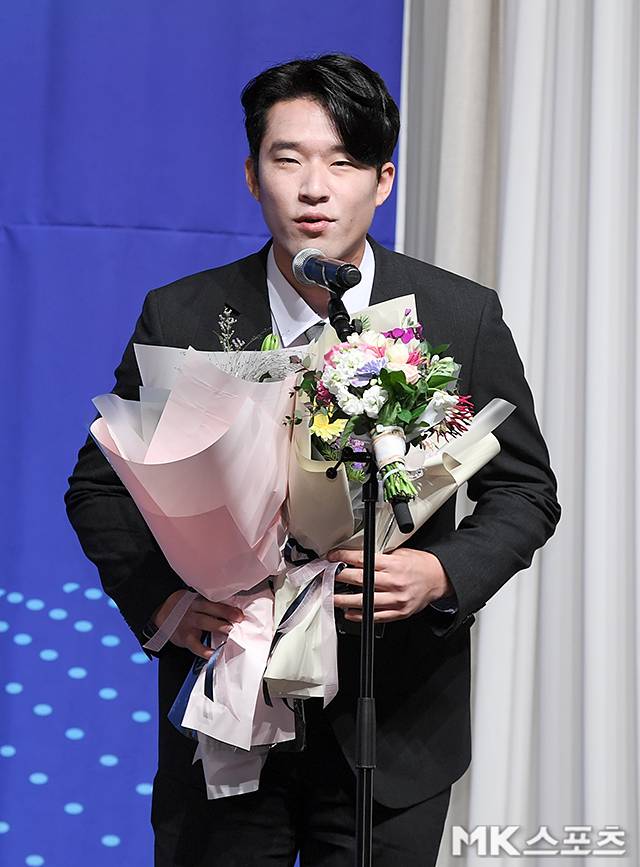 역경 끝에 프로 첫 상을 수상한 류진욱은 오랜 기간 야구 선수로 뛰고 싶다고 말했다. 사진(청담 서울)=천정환 기자