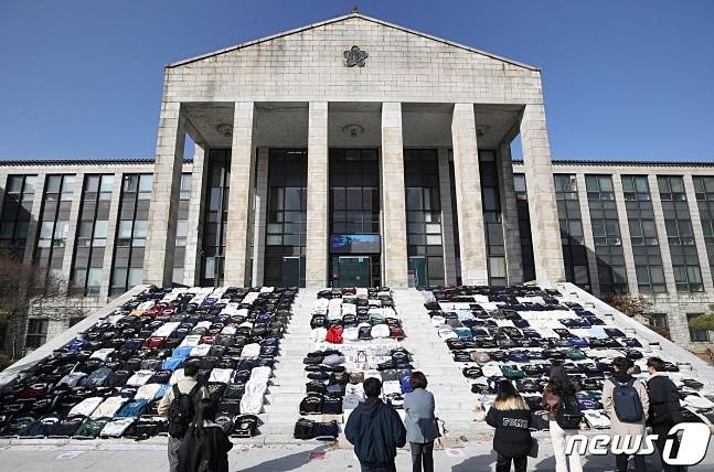 지난 7일 대구 북구 경북대 본관 계단 앞에 '경북대-금오공대 통합'을 반대하는 경북대 학생들이 벗어둔 학과 점퍼가 놓여 있다./사진=뉴스1