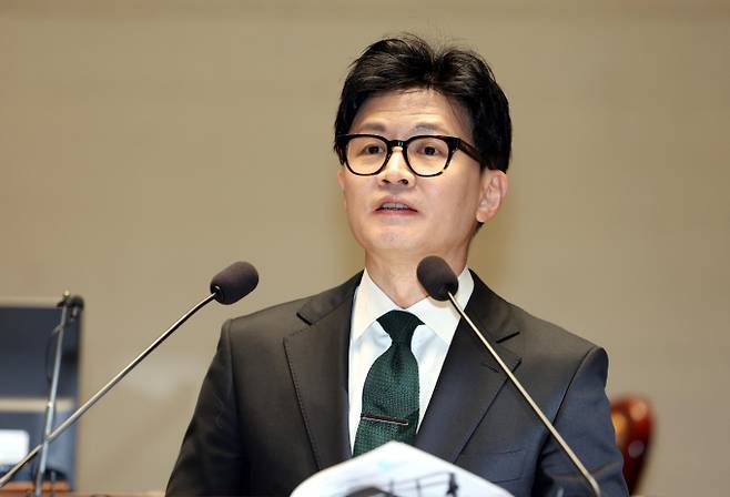 한동훈 법무부 장관의 청주 관련 발언으로 해당 지역 소재 기업들의 주가가 상승세를 보였다. 다만 해당 기업들과 한 장관은 직접적인 연관성이 없다. 사진은 지난 6일 서울 여의도 국회에서 열린 국민의힘 정책의원총회에서 '출입국이민청 신설 방안'에 대해 설명하는 한 장관. /사진=뉴시스