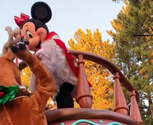 일본 도쿄 디즈니랜드의 퍼레이드에서 루돌프 탈을 쓴 연기가 미니마우스의 치마를 들추고 있다. 엑스 캡처