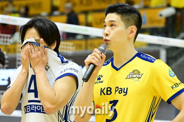 팬들에게 인사말을 하면서 주장 정민수와 황승빈이 눈물을 흘리고 있다 / 한국배구연맹.