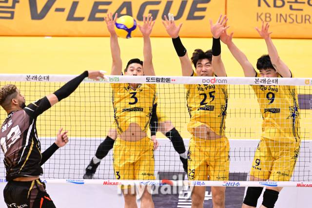 KB손해보험 황승빈이 레오의 공격을 블로킹으로 막고 있다 / 한국배구연맹.