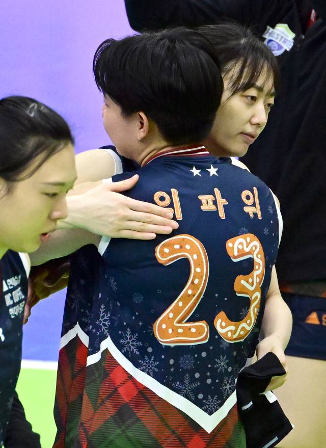 승리 후 김다인이 위파위를 따뜻하게 안으며 위로하고 있다 / KOVO(한국배구연맹)