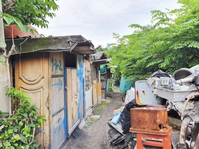 8일 강남구청에 따르면 서울주택도시공사(SH)는 최근 구룡마을 도시개발구역 이주대책 기준을 공고했다. 구룡마을 안에 주거용 무허가건축물을 소유하면서 거주하는 무주택구성원들은 임대주택을 공급받는다. 사진은 구룡마을 내부 모습 이민경 기자