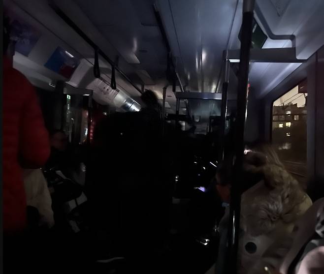 깜깜한 지하철에 갇힌 승객들의 모습 [X @EmmaLBentley 갈무리]