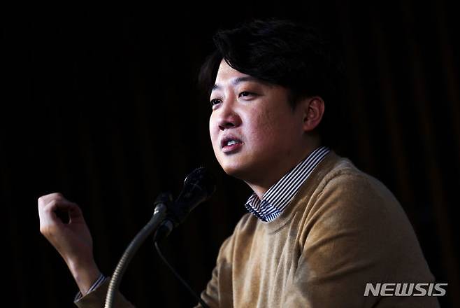 [서울=뉴시스] 정병혁 기자 = 이준석 전 국민의힘 대표가 지난 6일 서울 노원구 광운대학교에서 '더 나은 미래를 향한 우리의 고민'이라는 주제로 강연을 하고 있다. 2023.12.06. jhope@newsis.com