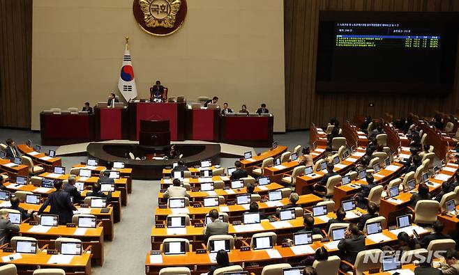 [서울=뉴시스] 추상철 기자 = 8일 오후 서울 여의도 국회에서 열린 제410회국회(정기회) 제14차 본회의에서 '노조법 및 방송3법'에 대한 재의의 건이 부결되고 있다. 2023.12.08. scchoo@newsis.com