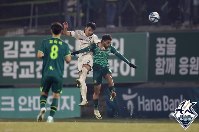 강원FC와 김포FC의 승강 플레이오프 1차전. 한국프로축구연맹 제공