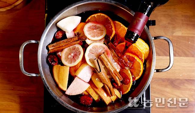 냄비에 오렌지·사과·배·레몬 등 각종 과일과 향신료를 넣고 와인을 부은 뒤 끓여주면 뱅쇼가 된다.