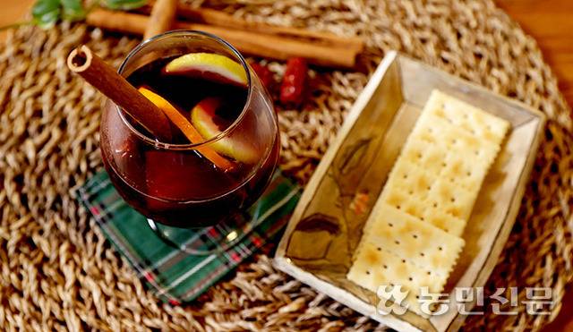 뱅쇼는 와인에 과일·향신료를 넣고 끓여 따뜻하게 마시는 음료다.