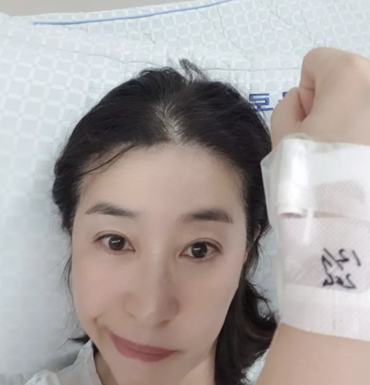 Actor Kim Mi-kyung, who is called National Mom, swept the chest of the person who informed the sudden illness and surgery news.Kim Mi-kyung posted a surprising update on her SNS on the 8th, saying, I am hospitalized for attrition, and I am discharged from the hospital. If my body breaks down, I feel sick and distressed. Lets all be healthy!!In addition to this article, I also released a photo at the time of admission. Kim Mi-kyung is in bed with a patients uniform but does not lose his unique bright smile.Actor Kim Hee-sun said, Do not be sick. Yes, it hurts if you are sick. Actor Onara said, I did not know that you were out of the hospital.I hope that you will be able to eat good things from now on and become healthy again and work vigorously again. Kim Mi-kyung wished for a refreshment.Actor Yunsea said, Oh, my sister ... Hoya Hoya Hoya ~~ Im sick ...!Actor Choi Myung-gil said, I am recovering quickly, actor Park Sihyun said, Do not get sick, and actor Lee Yeon-hee said, I do not want to hurt you. I sent.In addition, many fellow seniors and juniors and fans comments followed.It is known that the salivary glands (salivary glands), which are the organs that produce the saliva, or the salivary glands (salivary glands, salivary glands) are formed in the mouth (salivary glands, salivary glands) and the passage of saliva is blocked.Because the passage to the saliva is blocked, the salivary glands inside the blocked area swell and cause painful symptoms. The cause is still unknown.On the other hand, Kim Mi-kyung, who made his debut in 1985 as a drama Han Seung Chronicle, has since appeared in the drama The Sun of the Lieutenant, Heirs, Oh Hae Young, Confession Couple, 18 Again, Agent  ⁇   ⁇   ⁇ ,  ⁇  Doctor Cha Jung Sook  ⁇  and so on.In particular, she appeared in various roles as a mother and got the qualification of a national mother. She is currently appearing in Welcome to Samdaly and meets viewers with Flowers blooming at night next year.Kim Mi-kyung Instagram