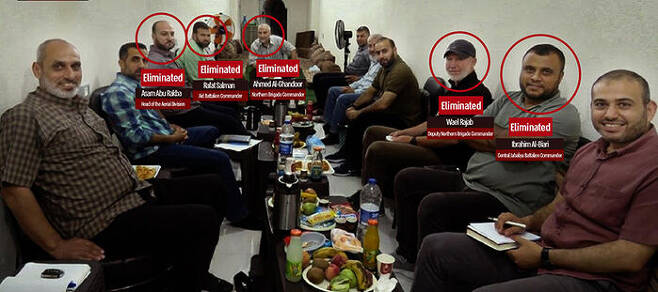 이스라엘군이 '제거' 표시해 공개한 하마스 사령관 11명의 사진