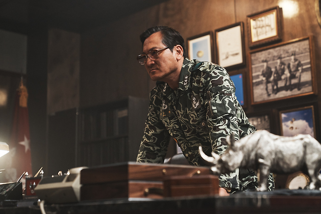 영화&nbsp;‘서울의 봄’에서 반란군에 체포된 공수혁 특전사령관. 12.12 군사반란 당시 김오랑 소령이 지키려던 정병주 특전사령관이 모델이다.플러스엠 엔터테인먼트