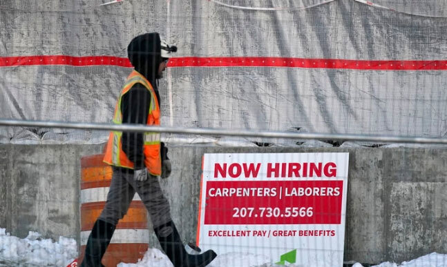 지난 1월25일 미국 메인주 포틀랜드의 한 건설 현장에서 노동자가 고용 표지판 앞을 지나는 모습. 포틀랜드=AP/뉴시스