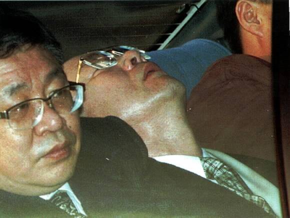 압송되는 전두환 - 1995년 12월 3일  경남합천에서 전두환씨가  안양교도소로 압송되고 있다. 1995. 12. 3 서울신문 사진창고