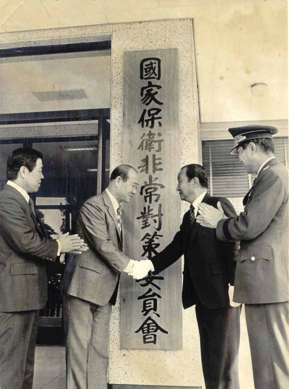 국보위 현판식 - 1980년 5월 31일은 전두환의 국가보위비상대책위원회, 줄여서 국보위가 설치된 날이다.1979년 10.26 사건으로 박정희 전 대통령이 사망하고, 12.12 군사반란으로 전두환 보안사령관이 군부의 실세를 모두 제거하면서 군부의 통제권을 장악하게 됐다.이후 1980년 5.17 내란 사건을 통해 김대중, 김영삼, 김종필 등 여야 정치인과 민주주의를 요구하는 학생 및 재야 세력을 모두 체포하고, 5.18 민주화운동을 유혈진압하면서 군부독재의 발판을 마련했다. 1980. 6. 5 서울신문 사진창고