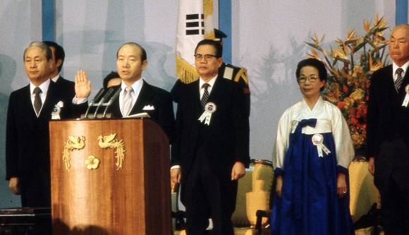 제 5공화국 출범 - 전두환 제12대 대통령의 취임식이 1981년 3월 3일 서울 잠실체육관에서 남덕우국무총리, 이영섭 대법원장등 3부요인, 퍼시미상원외교위원장을 비롯한 70개국 경축사절 3백50명의 해외교포 정치 경제 사화 문화등 각계대표 그리고 지역대표 5천여명등 9천여명이 참석한 가운데 거행됐다. 이날 전대통령의 제12대 대통령취임으로 제5공화국정부가 정식 출범했다. 1981. 3. 3 서울신문 사진창고