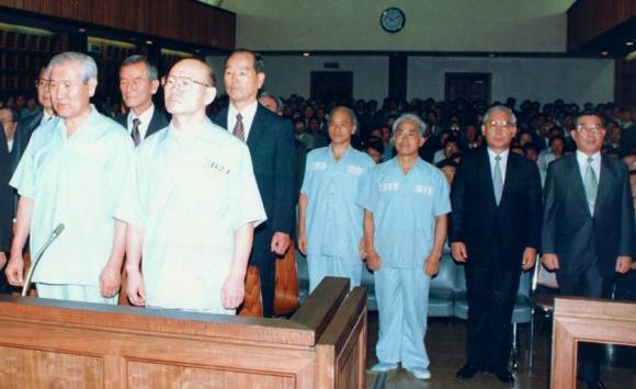 수의 입은 전두환. 노태우 - 1996년 8월 26일 전두환씨와 노태우씨 등이  12·12 군사 반란 및 5·17 내란 및 5·18 광주 민주화 운동 유혈진압 혐의에 대한 재판을 받고 있다. 전두환씨는 1심에서는 사형 2심에서는 무기징역으로 감형됐고 이후 김대중 대통령이 동서화합 차원에서 반대여론에도 불구하고 사면을 감행했다. 1996. 8. 26 서울신문 사진창고