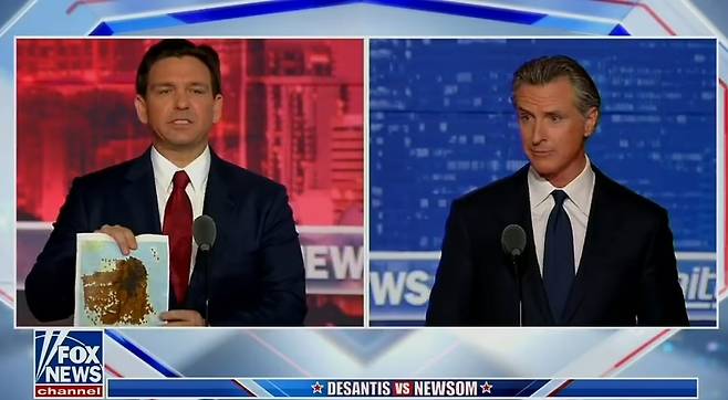 지난주 론 디샌티스 플로리다 주지사(왼쪽)는 개빈 뉴섬 캘리포니아 주지사(오른쪽)에게 “다른 주에는 없는 자유가 캘리포니아에는 있다고 하더라. 바로 공공장소에서 배변할 자유”라면서 대변을 형상화 한 캘리포니아주의 지도를 손에 들고 조롱했다.