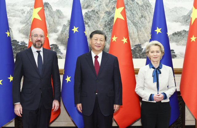 시진핑(가운데) 중국 국가주석이 7일 베이징을 방문한 우르줄라 폰데어라이엔(오른쪽) 유럽연합(EU) 집행위원장과 정상회담에 앞서 기념 촬영을 하고 있다. 시 주석은 "중국과 유럽은 협력의 동반자가 돼야 한다"고 말했다. 신화연합뉴스
