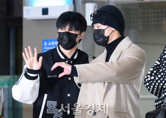 그룹 에이티즈(ATEEZ) 우영, 산이 8일 오전 ‘2023 뮤직뱅크 글로벌 페스티벌’ 공연 참석 차 김포국제공항을 통해 일본 도쿄로 출국하고 있다. 김규빈 기자