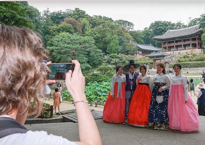 서울 종로구 창덕궁 후원을 찾은 외국인 관광객들이 부용지 일대에서 기념사진을 찍고 있다. 사진|연합뉴스
