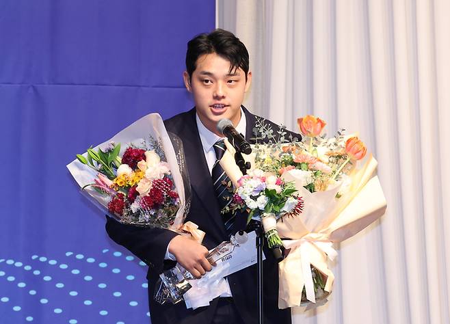 2023 일구상 시상식에서 신인상을 받은 문동주가 소감을 밝히고 있다. 연합뉴스